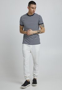 11 Project PRBENNET - Camiseta básica - insignia blue