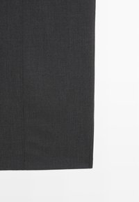 Donkergrijze kokerrok van gestructureerde stof, met een rechte vorm zonder zichtbare patronen of accenten en een nette zoom.