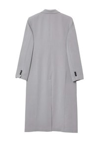 Cappotto lungo grigio chiaro realizzato in tessuto liscio, con colletto a punte, maniche lunghe e tre bottoni neri ai polsini.