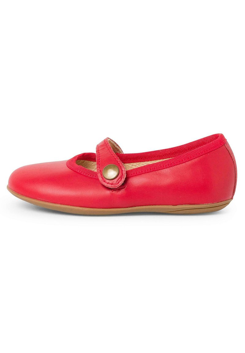 Bailarinas rojas de cuero con punta redonda, cinta elástica con un acento de botón dorado y suela de goma beige contrastante.
