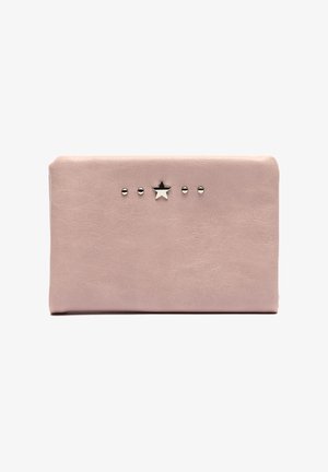 Cartera de piel rosa pálido con una textura suave, que presenta cinco remaches decorativos plateados y un acento central de estrella plateada en la parte frontal.