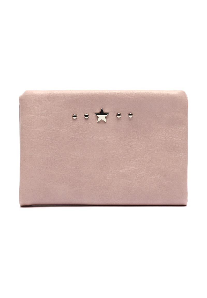 Růžový kožený peněženka s hladkým povrchem, která obsahuje pět dekorativních stříbrných cvočků a centrální stříbrnou hvězdičku na přední straně.