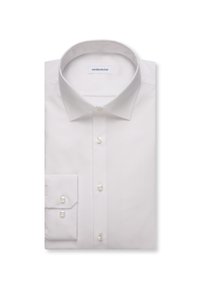 Weißes langärmeliges Hemd sorgfältig gefaltet, mit klassischem Kragen, durchgehender Knopfleiste und ein-Knopf-Manschetten.