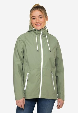 Veste imperméable vert clair, avec un col haut, capuche ajustable avec cordon de serrage et détails zippés blancs. Deux poches zippées à l'avant, poignets élastiques.