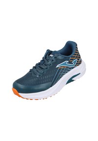 Zapatilla de running de color azul marino con una parte superior de malla transpirable, detalles en naranja, una media suela blanca acolchada y una suela exterior de goma texturizada.
