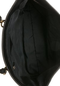 Sac à main en cuir noir à la texture lisse, accents en métal doré, fermeture éclair, et intérieur spacieux avec une doublure ornée du logo.