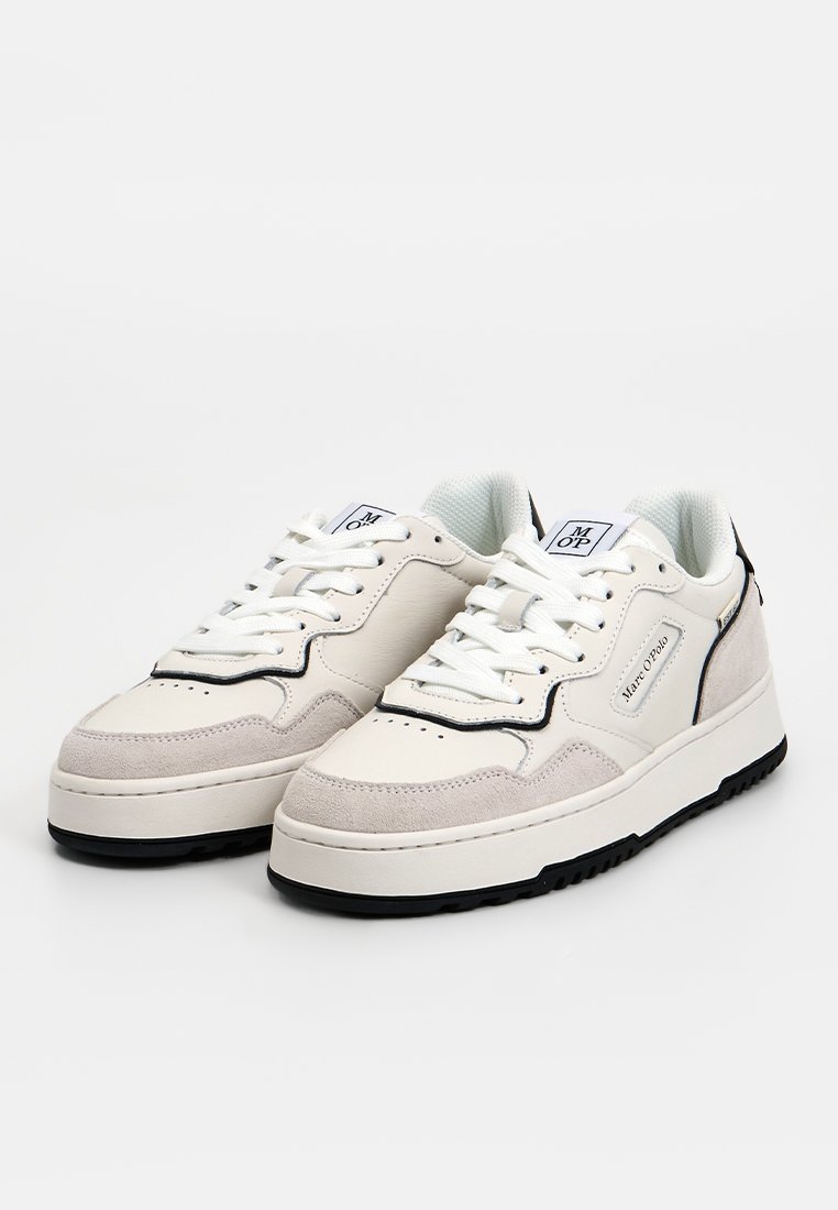 Weiße Sneaker mit einer Mischung aus Leder und Wildleder; mit einer strukturierten Mittelsohle, schwarzer Außensohle und kontrastierendem blauen Nähten.