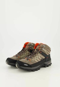 Wanderschuhe mit einem beigen synthetischen Obermaterial, schwarzen Akzenten, orangen Schnürsenkeln und einer strukturierten Gummisohle für besseren Halt.