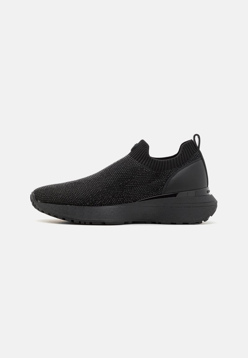 Mustuvad libisemiseks mõeldud sneakersid, millel on kudumisega ülemine osa, tekstuuriga viimistlus ja voolujooneline disain. Omab paksu talla ja taga tõmbeaasat.