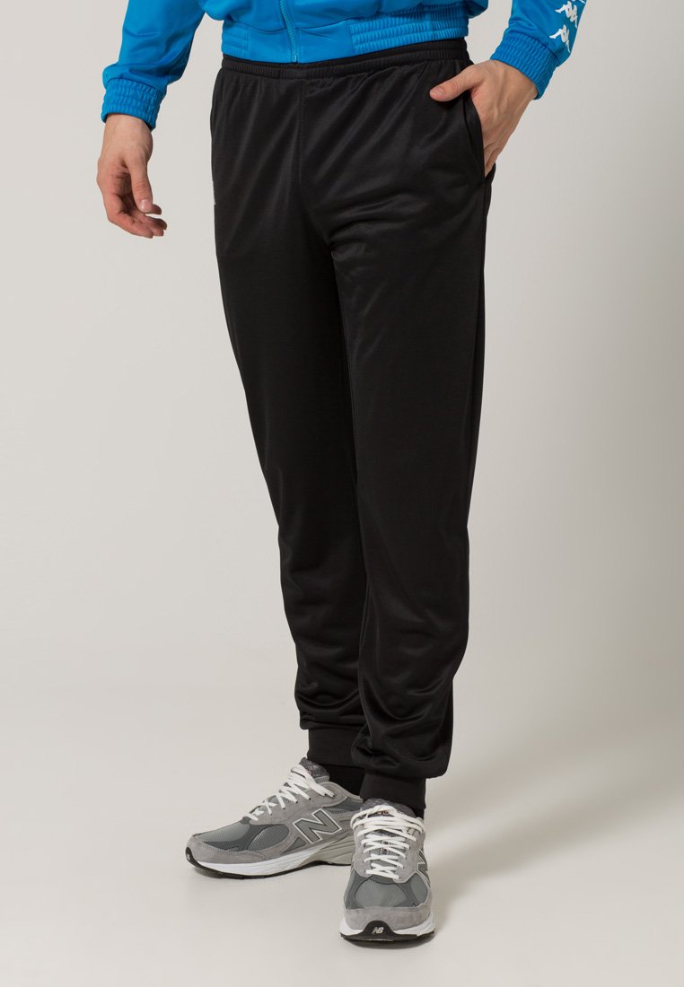 Pantaloni sportivi neri realizzati in tessuto liscio con una vestibilità comoda. Presentano tasche laterali e polsini elasticizzati per comfort e libertà di movimento.