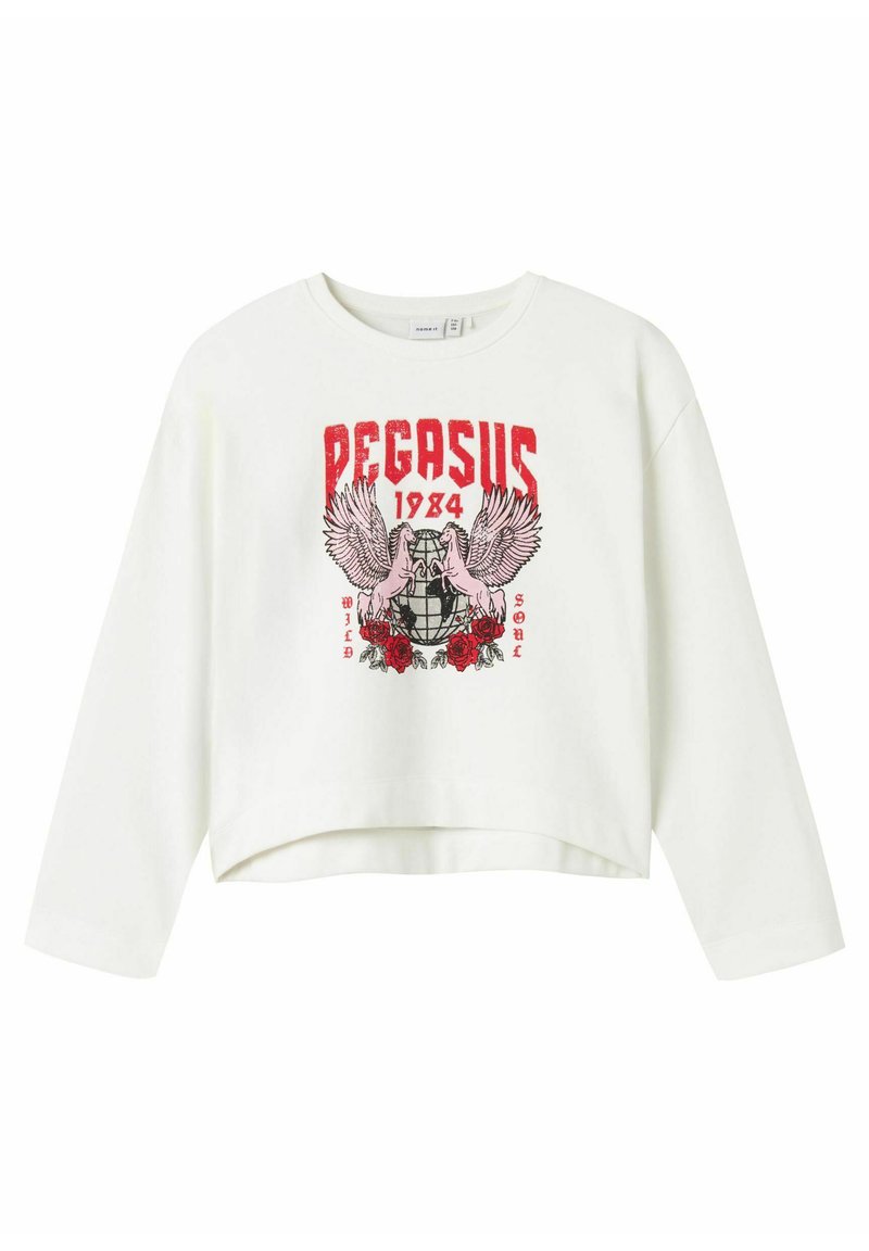 Hvid cropped sweatshirt med lange ærmer, der har et rødt og sort grafisk design af bevingede heste, teksten "PEGASUS 1984" og blomsteraccenter.
