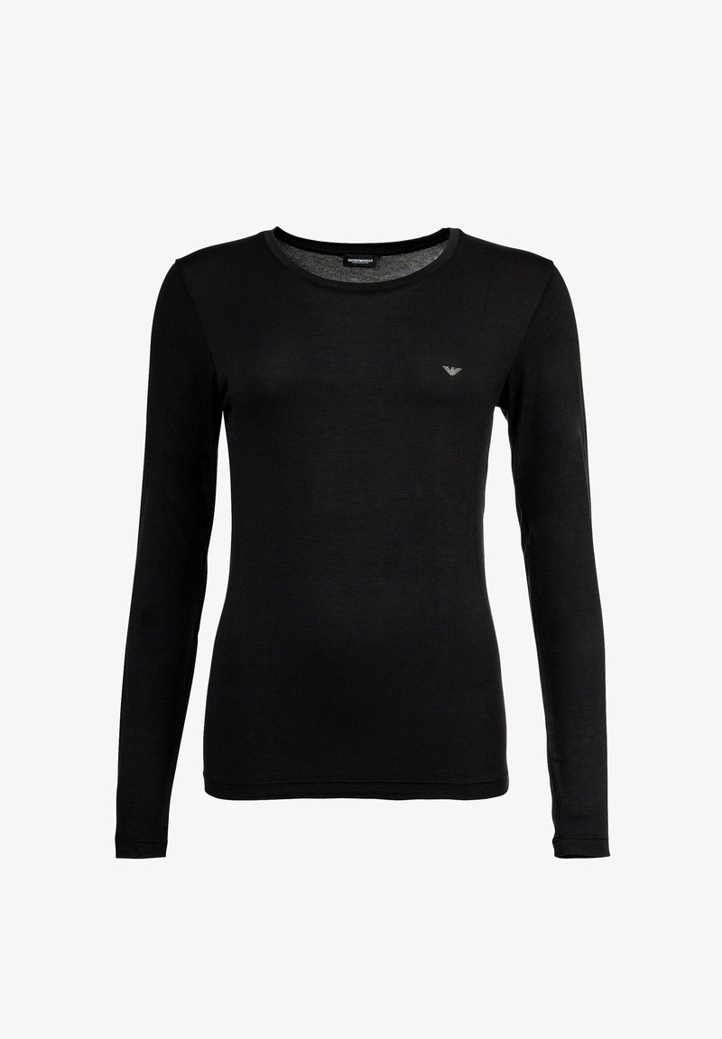 Chemise noire à manches longues en tissu doux, dotée d'un col rond et d'un petit logo discret sur la poitrine. Texture lisse et coupe ajustée.