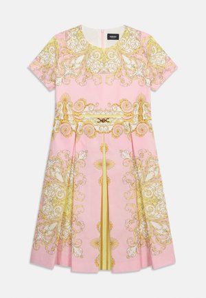 Roza obleka s kratkimi rokavi z zlatimi in belimi baročnimi vzorci, ki ima okrogel izrez in osrednji navpični naguban dodatek z okrasnim pasom.