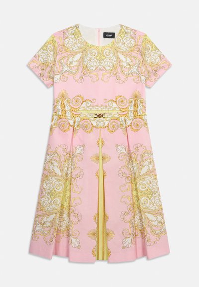 Ροζ φόρεμα κοντομάνικο με χρυσά και λευκά μπαρόκ σχέδια, με στρογγυλή λαιμόκοψη και κεντρικές κάθετες πιέτες με διακοσμητική ζώνη.