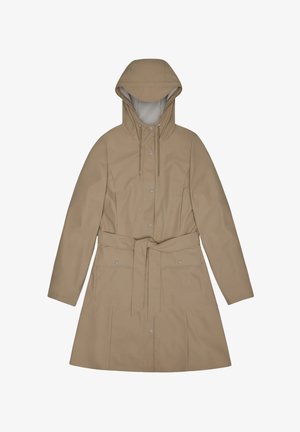 Beige vanntett kåpe med hette, snorjustering, trykknapper, midjebelte, lange ermer og sidelommer. Glatt tekstur og skreddersydd design.