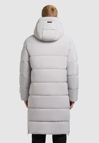 Hellgraue Daunenjacke mit Kapuze, die über gesteppten Segmente, eine glatte Textur und Reißverschlüsse an den Seiten verfügt. Längeres Design bis zum Knie.