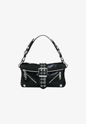 Sac à main en cuir noir avec détails de fermeture éclair en argent, sangle centrale à boucle avec œillets, et petite bandoulière avec quincaillerie argentée.