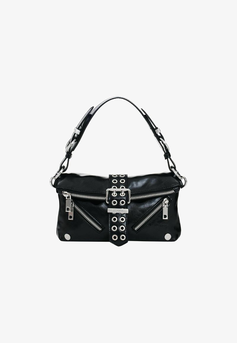 Fekete bőrtáska ezüst cipzár részletekkel, központi csattos pánt szegecsekkel, és rövid vállpánt ezüst kiegészítőkkel.