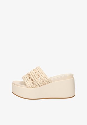 Sandalo beige con zeppa platform, cinturino superiore intrecciato e suola spessa liscia, punta aperta e design slip-on.