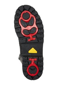 Černá podrážka snb boty s robustním vzorkem. Obsahuje červené kovové detaily a zvýrazněné části ve žluté a černé barvě.