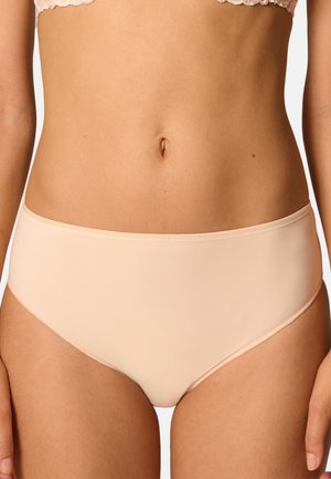 Delikatna, jednolita bielizna w kolorze jasnego brzoskwiniowego z gładką, elastyczną fakturą i niskim stanem. Charakteryzuje się minimalistycznym przeszyciem wzdłuż krawędzi.