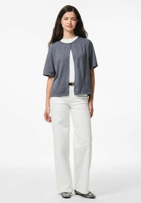 Tumši pelēks īsās piedurknes kardigāns, rakstaina auduma, atvērta priekšpuse. Apvienots ar baltu krekla un augsto vidukļa baltām biksēm, melns un balts apavu komplekts.