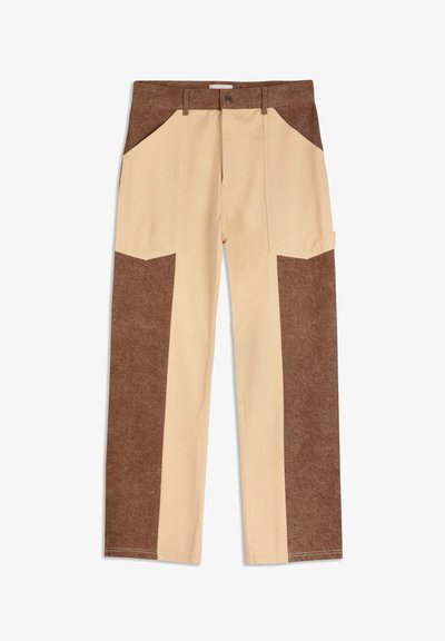 Smeđe i bež cargo hlače s bočnim zakrpama, s teksturiranim smešnim materijalom sa strane i glatkim bež sredinom.