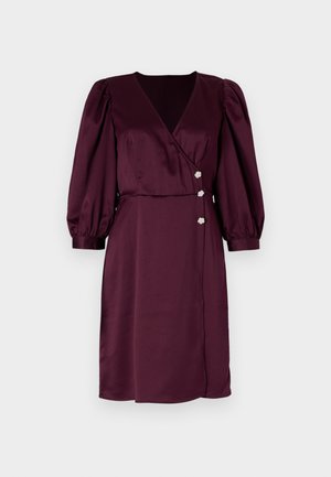 Vestido envolvente burdeos de satén con un escote en V profundo, mangas abullonadas y tres botones florales en la cintura. Textura suave, hasta la rodilla.