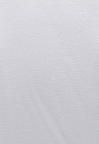 Bílá látka s měkkou, hladkou strukturou. Opatřena jemnou texturou, lehký materiál, vhodný pro každodenní nošení. Minimalistický a jednoduchý design.