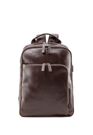 Zaino in pelle marrone scuro con due scomparti con cerniera, spallacci imbottiti e tasca frontale con cerniera verticale su sfondo bianco.