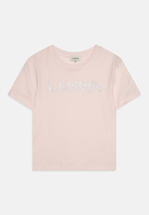 Ροζ βαμβακερό t-shirt με στρογγυλή λαιμόκοψη και κοντά μανίκια, διακοσμημένο με ασημένιο γκλίτερ που γράφει "LANVIN PARIS" στο μπροστινό μέρος.