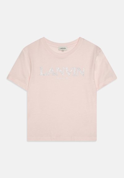 Camiseta de algodón rosa con cuello redondo y mangas cortas, con texto de purpurina plateada que dice "LANVIN PARIS" en la parte frontal.