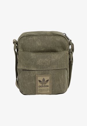 Lille olivengrøn Adidas crossbody taske med frontlomme med klap og justerbar rem, med Adidas trefoil logo patch foran.