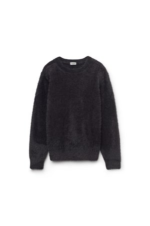 Pull noir à col rond en tissu duveteux, manches longues, avec poignets et ourlet côtelés, posé à plat sur un fond blanc.