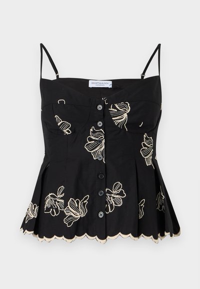 Μαύρο τοπ χωρίς μανίκια με λεπτές τιράντες, κούμπωμα με κουμπιά μπροστά, κεντητά κρεμ λουλουδένια σχέδια και κυματιστές λεπτομέρειες στο τελείωμα.