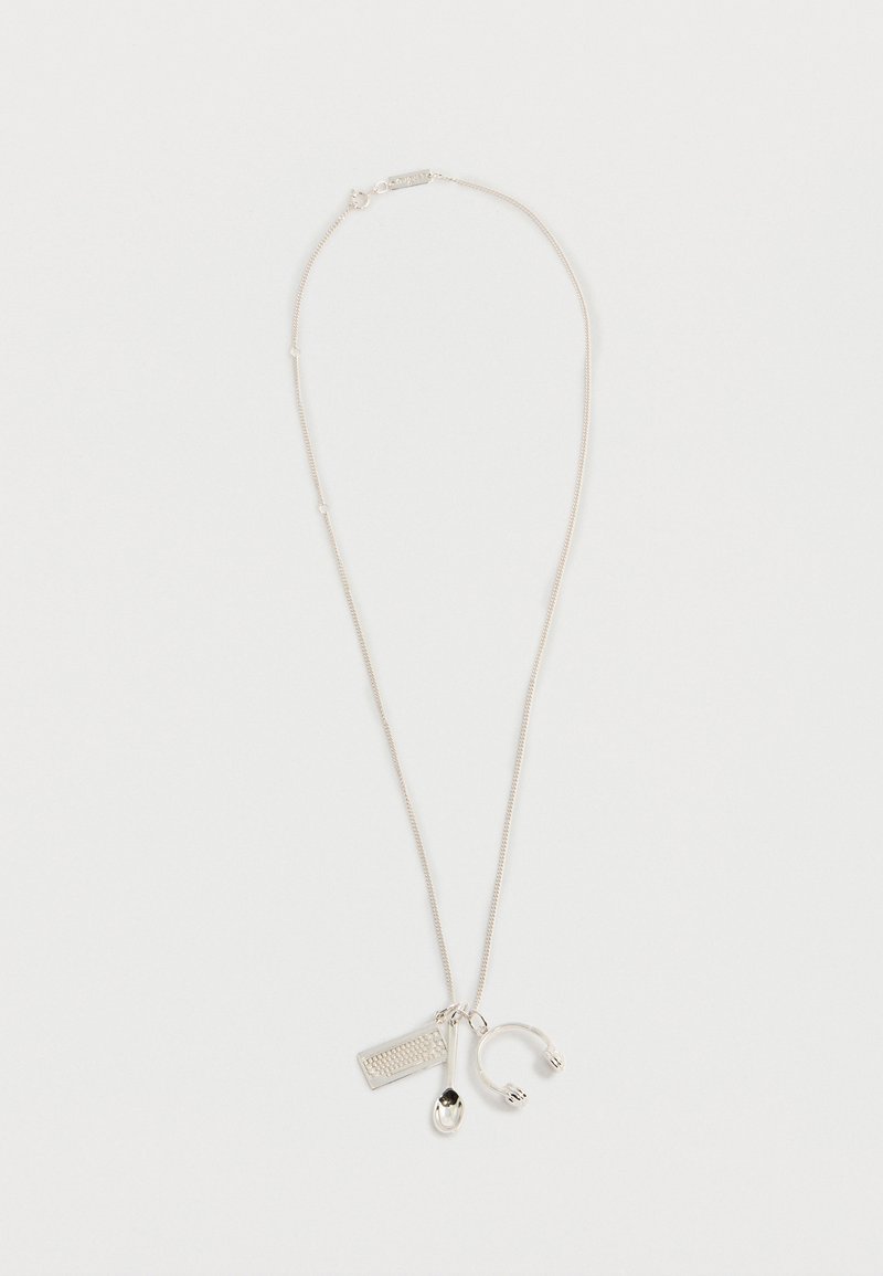 Ασημένιο κολιέ με τρία μενταγιόν: ένα πληκτρολόγιο, ένα κουτάλι και ακουστικά, σε λεπτή αλυσίδα πάνω σε λευκό φόντο.