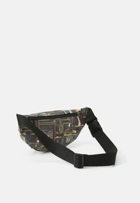 Vyötasku, jossa on teksturoitu kangas ja tumma kuosi, jossa on televisioiden kuvasto; mukana musta säädettävä hihna ja vetoketjukiinnitys.