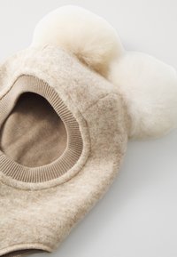 Huttelihut BALACLAVA POMPOMS UNISEX - Kootud müts - sand melange