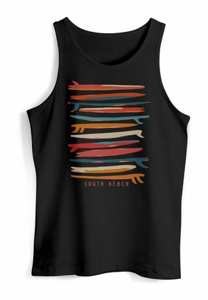 Schwarzes Tanktop mit einem farbenfrohen, abstrakten Streifendesign in den Farben Orange, Blau und Creme; der Text lautet "SOUTH BEACH" am unteren Rand.