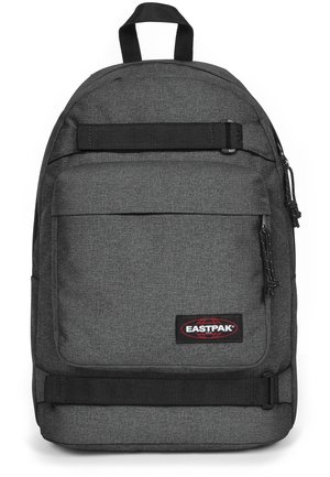 Sac à dos en tissu gris avec des bretelles réglables, une poche avant et un patch logo. Il dispose d'une poignée supérieure et de zips avec cordons.