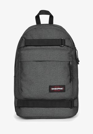 Grau Stoff-Rucksack mit verstellbaren Trägern, einer Fronttasche und einem Logo-Patch. Mit einem oberen Griff und Reißverschlüssen mit Kordelzügen.