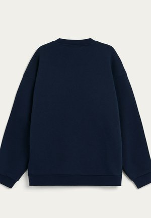 Marineblauer Sweatshirt mit lockerer Passform, Rundhalsausschnitt und überschnittenen Schultern; aus weichem, strukturiertem Stoff mit schlichtem Design.