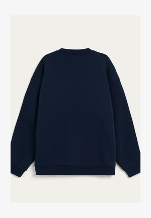 Granatowy sweatshirt o luźnym kroju, z okrągłym dekoltem i obniżonymi ramionami; wykonany z miękkiej, teksturowanej tkaniny o gładkim wzorze.
