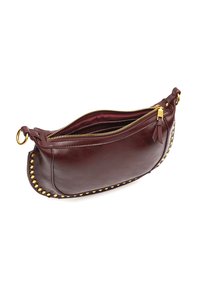 Borsa in pelle bordeaux con zip dorata, caratterizzata da una forma arrotondata e dettagli con borchie ai bordi. Texture liscia con un interno foderato.