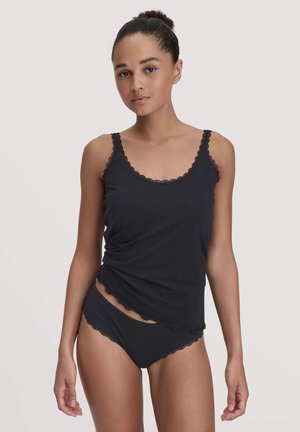 Zwarte camisole met gegolfde randen en dunne bandjes, gecombineerd met bijpassende zwarte bikini slipjes met een soortgelijk gegolfd ontwerp.