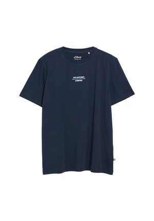 Granatowy t-shirt z krótkim rękawem z białym napisem "ATLÂNTICO LISBOA" umieszczonym na środku klatki piersiowej, okrągłym dekoltem i metką s.Oliver wewnątrz kołnierza.
