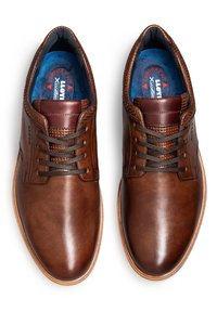 Braune Lederschuhe mit glatter Oberfläche, die ein Schnürdesign, braune Schnürsenkel, durchbrochene Details und eine kontrastierende blaue Innensohle aufweisen.