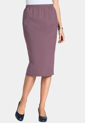 Mauve midi rok gemaakt van zachte stof met een elastische tailleband. Het heeft een slim fit en valt net onder de knie. G gedragen met marineblauwe hakken.