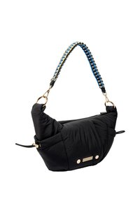 Zwarte gepolde handtas met een gevlochten strap in blauw, zwart en cr�ème. Accenten in goudkleurig metaal en een gladde ritssluiting.