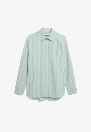 Chemise vert clair à manches longues avec des fines rayures verticales noires, blanches et turquoise, fermeture boutonnée sur le devant et une poche sur la poitrine gauche.
